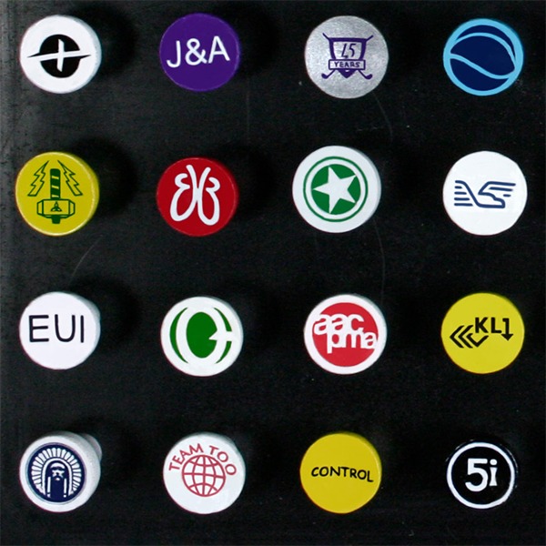 Custom golf tees with assorted logos printed on the tee cups